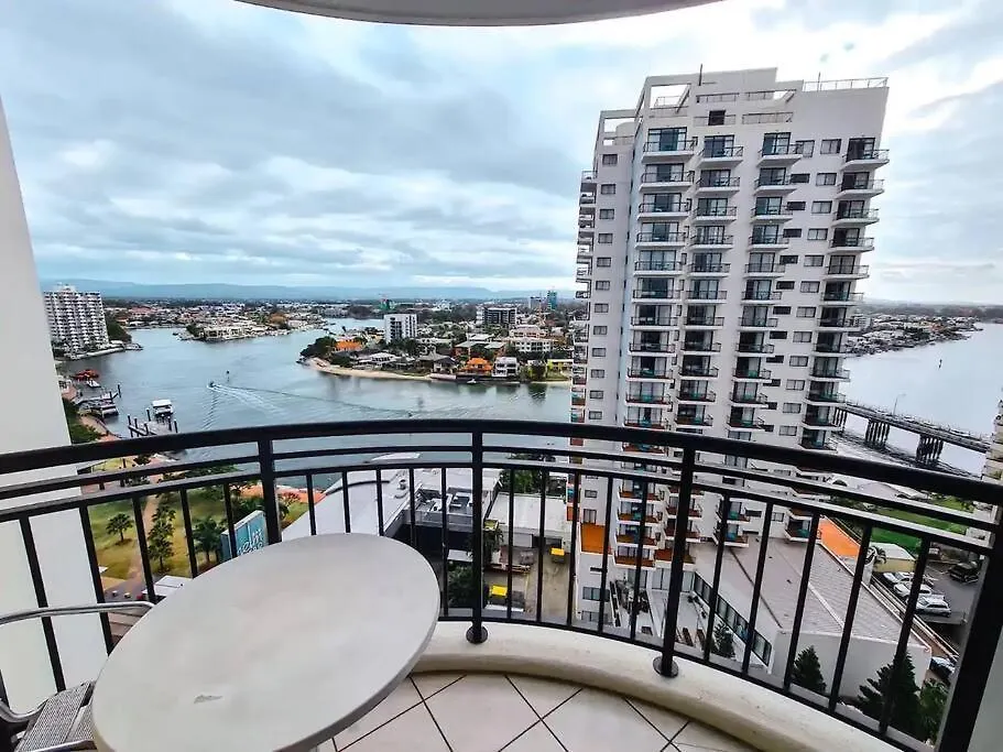 Chevron Renaissance 2Br W/ Lovely Views 골드코스트